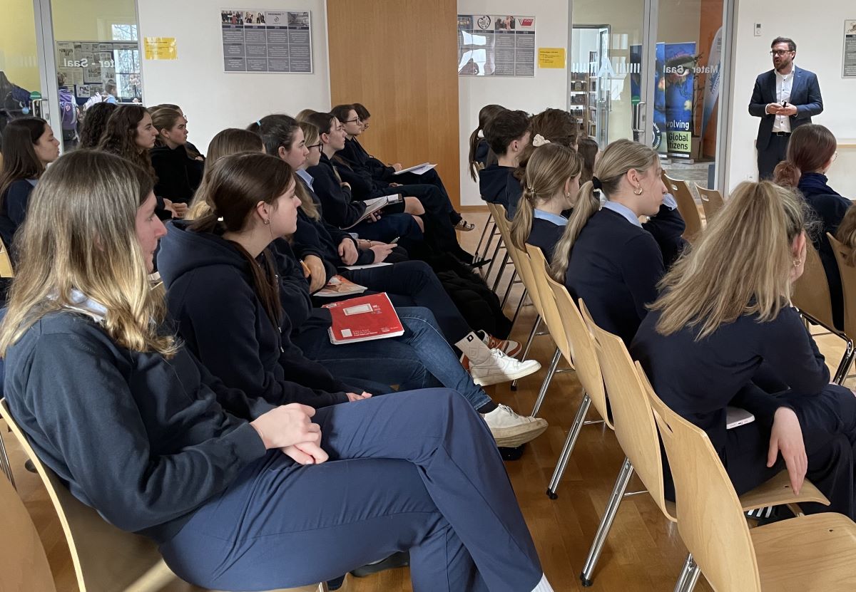 Uni Liechtenstein zu Besuch in der Riedenburg